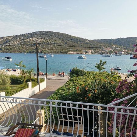 Apartments Srdan Vinišće Exteriör bild