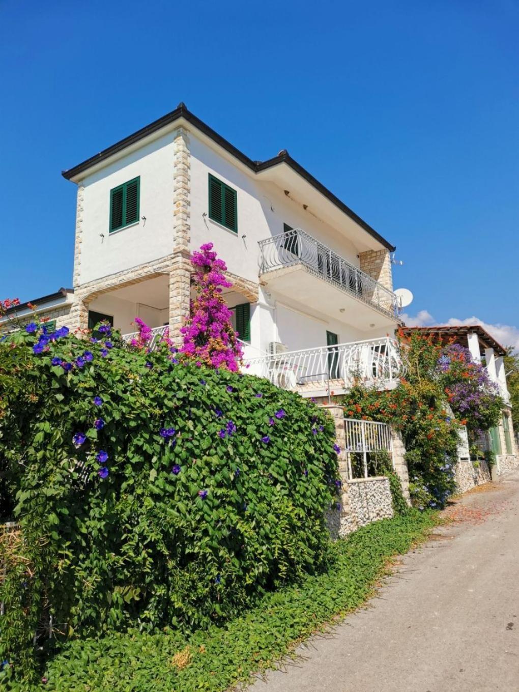Apartments Srdan Vinišće Exteriör bild