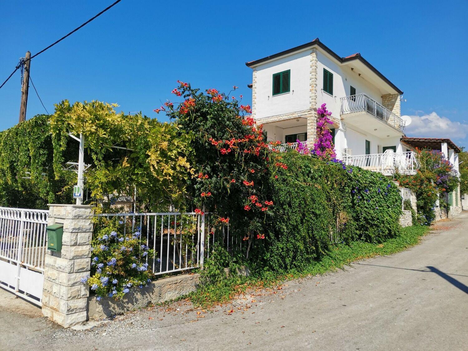 Apartments Srdan Vinišće Exteriör bild
